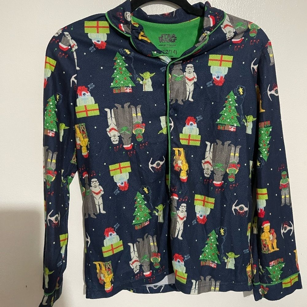 EUC: Star Wars Christmas themed sleep shirt 🌟